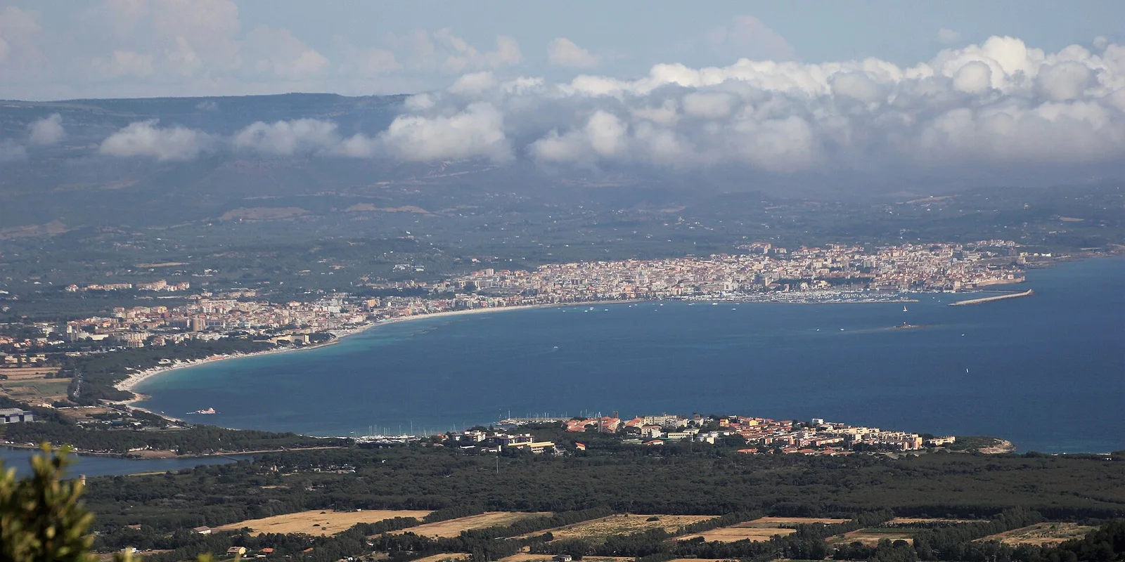 Blick von oben auf Alghero, die Bucht und die umliegende Küste